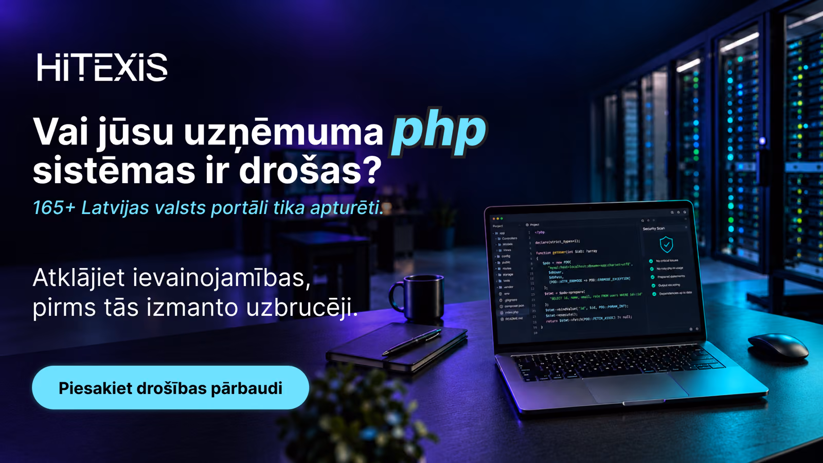 HITEXIS baneris: “Vai jūsu uzņēmuma PHP sistēmas ir drošas? 165+ Latvijas valsts portāli tika apturēti.” Klēpjdators ar PHP kodu un drošības skenēšanu uz galda serveru telpā.